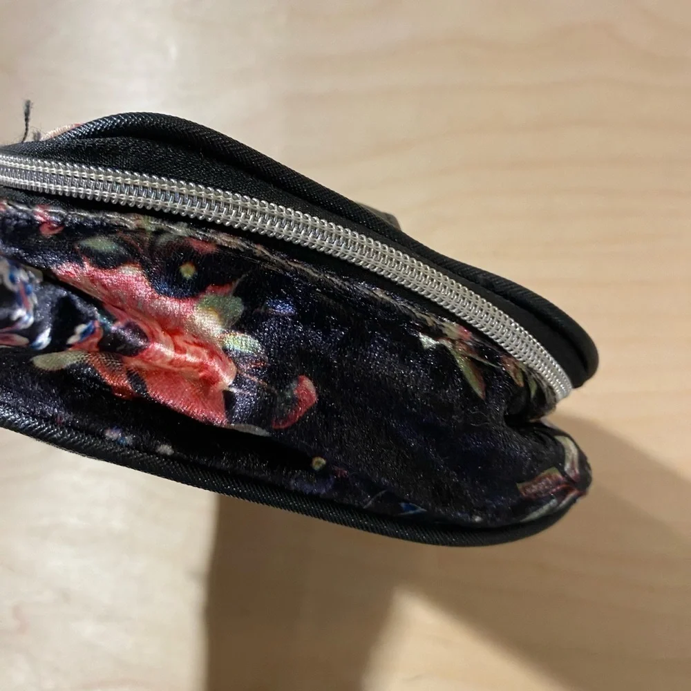 Under One Sky Floral Velvet Women's Cosmetic Bag (MG)